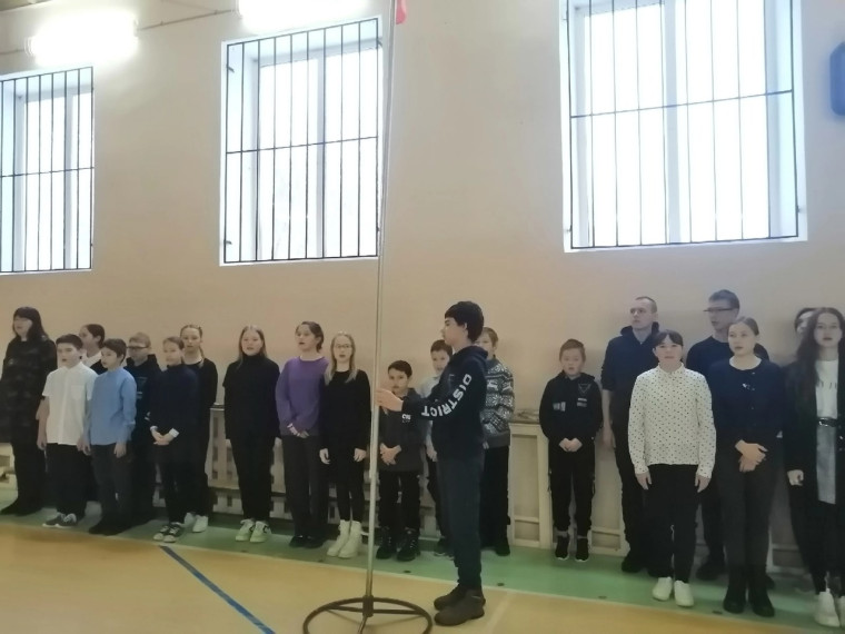 Поднятие Государственного флага в школе.
