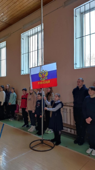 Поднятие государственного флага в школе.